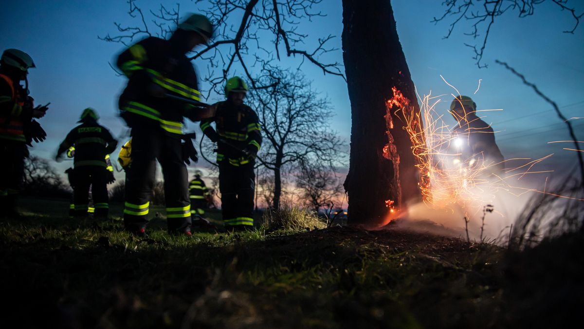 Přes osm tisíc nahlášených pálení a dvacet zásahů hasičů kvůli čarodějnicím